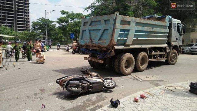 TP. HCM: Người phụ nữ bị xe ben c&aacute;n tử vong sau khi chở con đi học - Ảnh 1.
