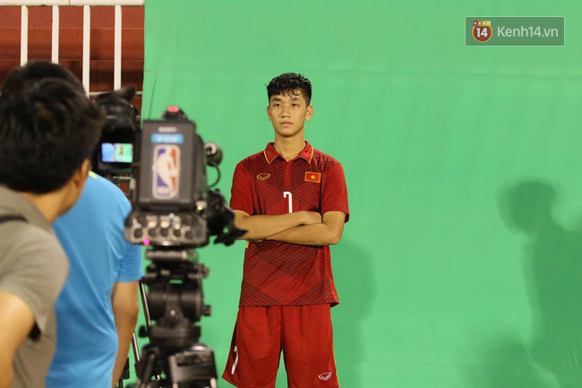 Dàn hot boy U20 Việt Nam tạo dáng chuyên nghiệp trước ống kính máy quay - Ảnh 2.
