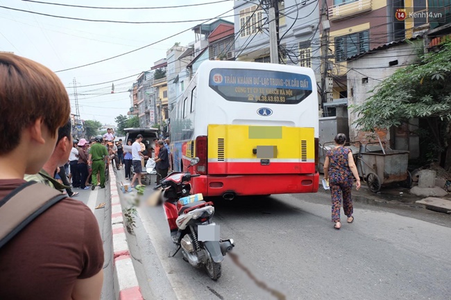 Hà Nội: Văng sang làn đường ngược chiều sau khi đâm vào dải phân cách cứng, nam thanh niên bị xe buýt cán tử vong - Ảnh 1.