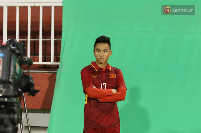 Dàn hot boy U20 Việt Nam tạo dáng chuyên nghiệp trước ống kính máy quay - Ảnh 9.