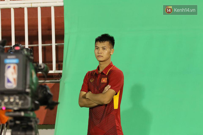 Dàn hot boy U20 Việt Nam tạo dáng chuyên nghiệp trước ống kính máy quay - Ảnh 8.