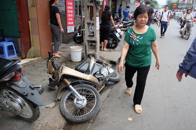 Hà Nội: Văng sang làn đường ngược chiều sau khi đâm vào dải phân cách cứng, nam thanh niên bị xe buýt cán tử vong - Ảnh 2.