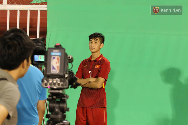 Dàn hot boy U20 Việt Nam tạo dáng chuyên nghiệp trước ống kính máy quay - Ảnh 4.