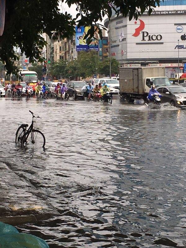 Hà Nội: Mưa lớn kèm gió to, cây đổ đè lên nhiều ô tô và xe máy - Ảnh 5.