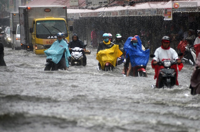 Thời tiết Sài Gòn mưa lớn, nhiều nhà dân trên đại lộ Phạm Văn Đồng ngập úng- Ảnh 13.