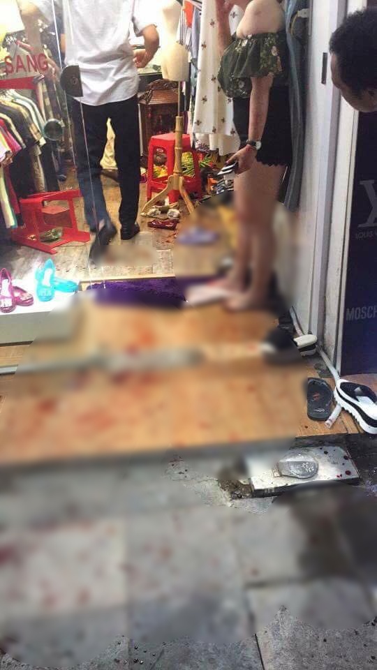 Nam thanh niên xông vào cửa hàng quần áo ở phố cổ Hà Nội chém 3 người nhập viện - Ảnh 1. Nam thanh niên xông vào cửa hàng quần áo ở phố cổ Hà Nội chém 3 người nhập viện - Ảnh 1.