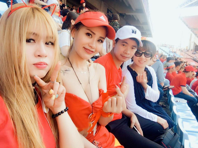 Fan nữ Việt Nam gây sốt trên khán đài World Cup vì quá sexy - Ảnh 3.