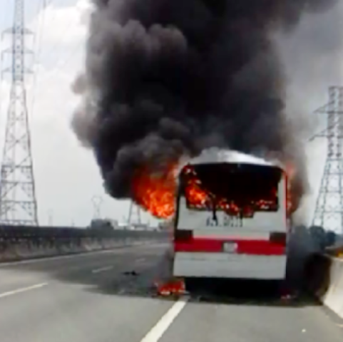 Xe khách cháy rụi trên cao tốc TP.HCM – Trung Lương, tài xế đạp cửa thoát thân - Ảnh 2.