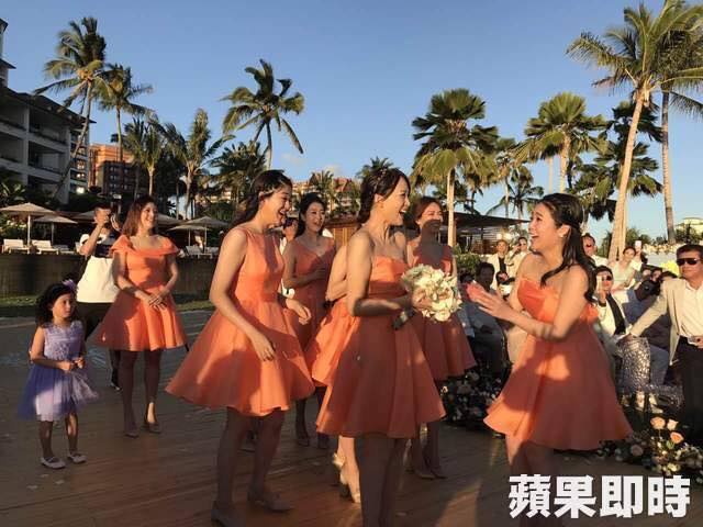 Đám cưới hot nhất Cbiz: An Dĩ Hiên cùng đại gia Macau trao nhau nụ hôn, Trần Kiều Ân bắt được hoa cưới - Ảnh 24.
