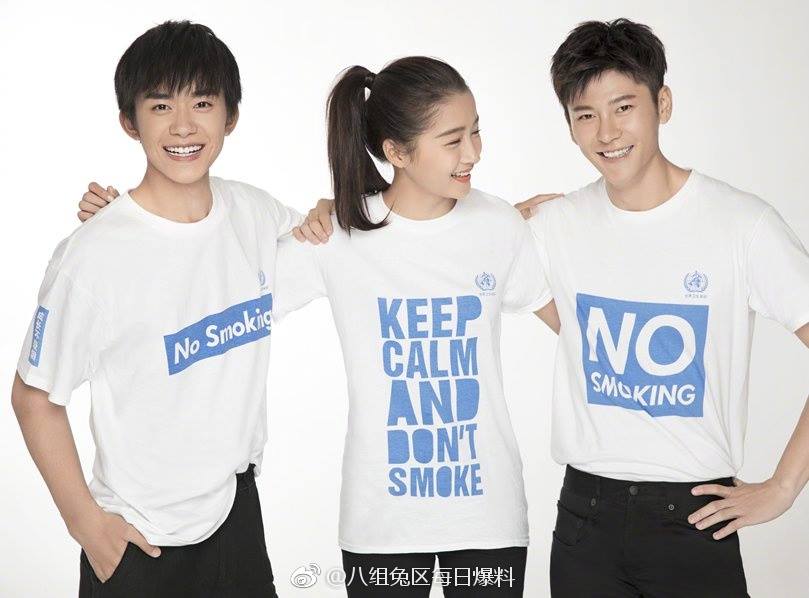 Vẻ ngượng ngùng của Dịch Dương Thiên Tỉ (TFBoys) khi phải quàng vai bạn nữ khiến các fan thích thú - Ảnh 2. Vẻ ngượng ngùng của Dịch Dương Thiên Tỉ (TFBoys) khi phải quàng vai bạn nữ khiến các fan thích thú - Ảnh 2.