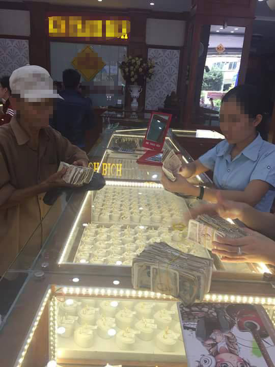 Người cha gi&agrave; ăn xin cầm xấp tiền lẻ đi mua v&agrave;ng để l&agrave;m của hồi m&ocirc;n cho con g&aacute;i - Ảnh 1.