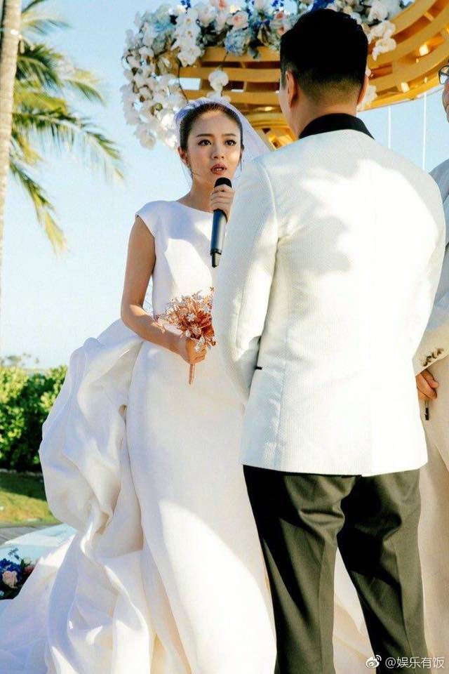 Đám cưới hot nhất Cbiz: An Dĩ Hiên cùng đại gia Macau trao nhau nụ hôn, Trần Kiều Ân bắt được hoa cưới - Ảnh 21.