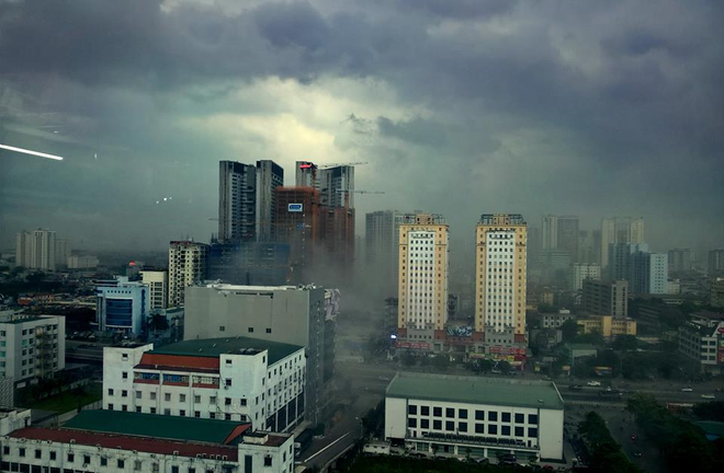 Hà Nội: Cây lớn đổ sập, mưa bão mù mịt sau trận giông đầu tiên của đợt nóng đỉnh điểm - Ảnh 3.