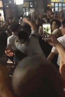 Dương Mịch vất vả tho&aacute;t khỏi v&ograve;ng v&acirc;y h&agrave;ng trăm fan b&aacute;m chặt xe đưa đ&oacute;n - Ảnh 6.