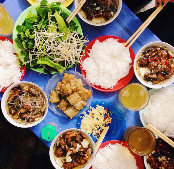 CNN đã khen ngợi món ăn đường phố Việt Nam là một trong những đặc sản tuyệt vời nhất thế giới. Hãy khám phá với họ về những món ăn truyền thống được ưa chuộng nhất, và tìm hiểu về một phần văn hóa ẩm thực đặc trưng của Việt Nam.