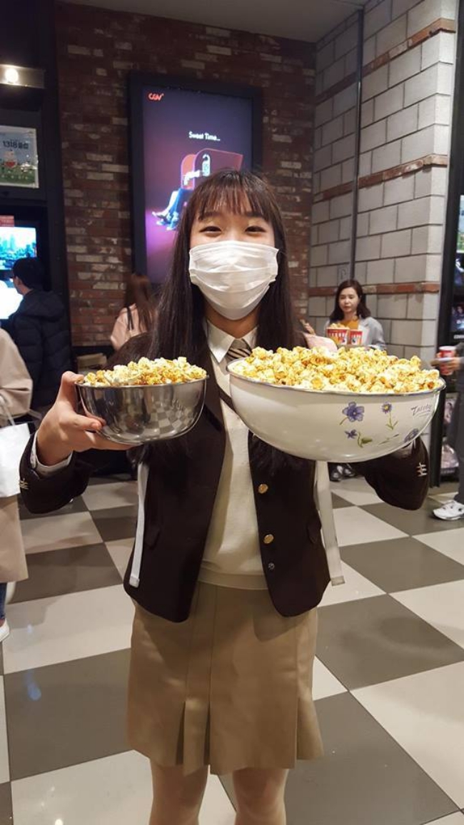 Đây là cảnh tượng khi rạp phim Hàn Quốc để khách hàng lấy bắp rang bơ bao nhiêu tùy thích trong ngày 1/4 - Ảnh 4.