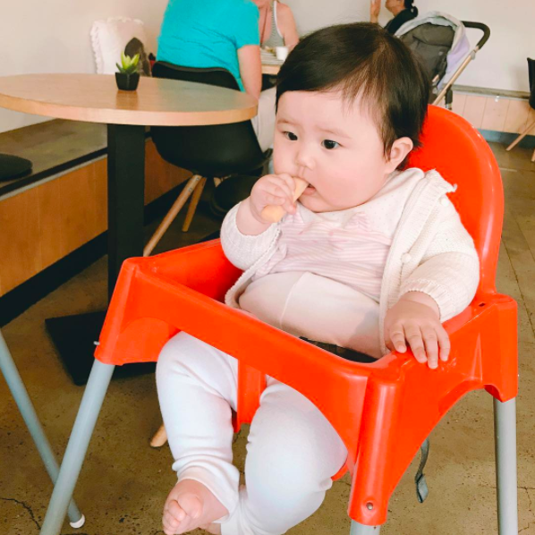 Cặp m&aacute; nh&igrave;n l&agrave; muốn cắn của c&ocirc; nh&oacute;c H&agrave;n Quốc mặt bư si&ecirc;u cưng - Ảnh 6.