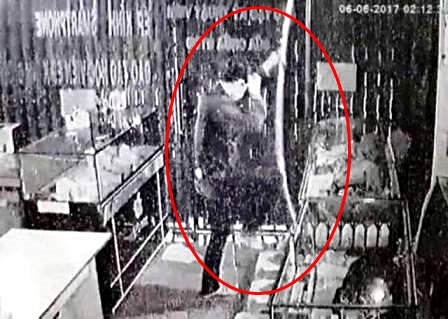 Nam thanh ni&ecirc;n đu d&acirc;y v&agrave;o cửa h&agrave;ng ĐTDĐ trộm t&agrave;i sản ở S&agrave;i G&ograve;n - Ảnh 2.