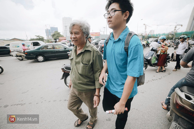 Kỳ thi tuyển sinh lớp 10 ở Hà Nội: Kết thúc buổi thi môn Văn! - Ảnh 35.