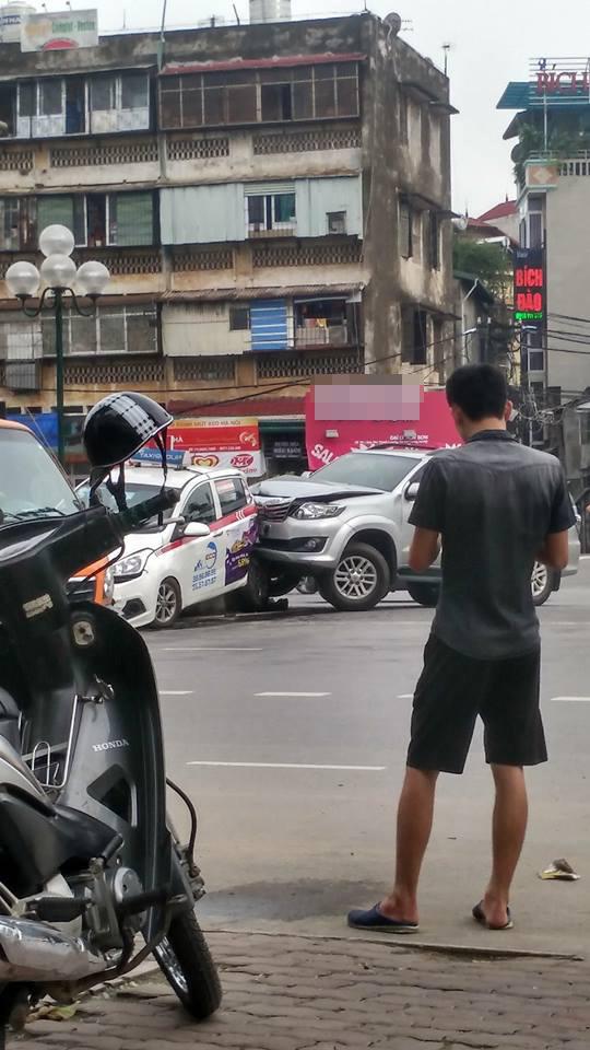 H&agrave; Nội: Xe Fortuner t&ocirc;ng li&ecirc;n ho&agrave;n nhiều phương tiện tr&ecirc;n đường Trần Kh&aacute;t Ch&acirc;n - Ảnh 1.