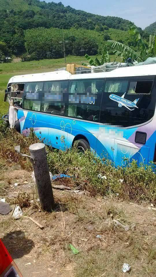 Kh&aacute;nh H&ograve;a: Xe kh&aacute;ch g&acirc;y tai nạn li&ecirc;n ho&agrave;n với 2 xe tải, 2 người thương vong - Ảnh 2.