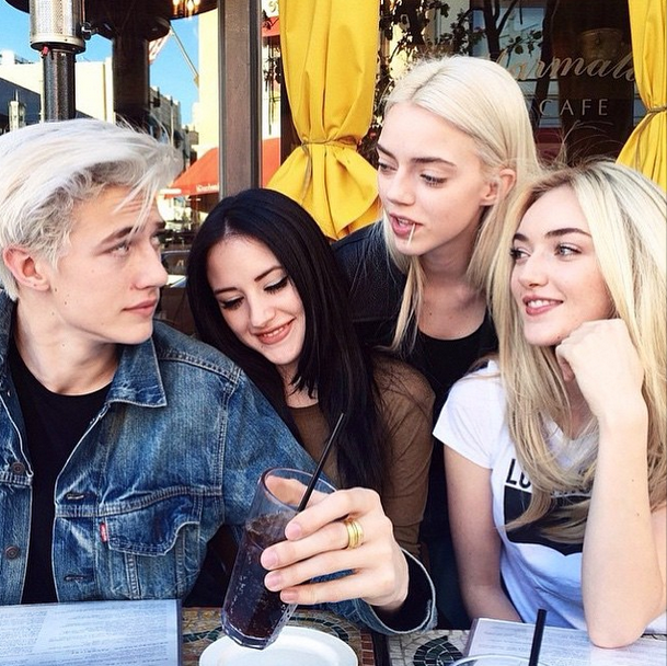 Hoàng tử hở lợi Lucky Blue Smith đã đẹp trai, mà các chị gái cũng cực xinh xắn - Ảnh 11.