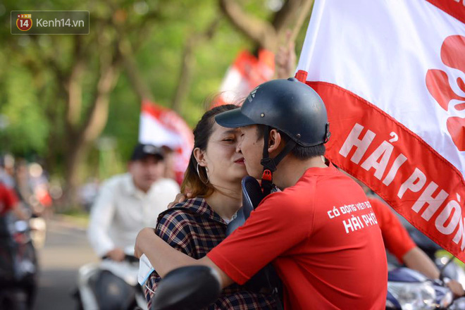 CĐV Hải Phòng rải tiền âm phủ, thắp pháo sáng giữa đường phố Hà Nội - Ảnh 3.