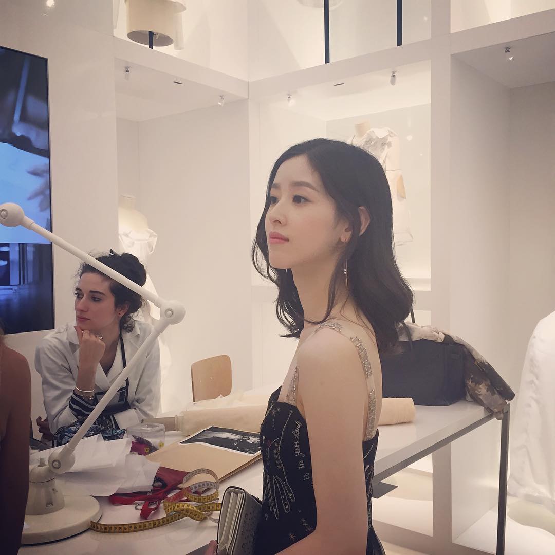 Loạt ảnh xinh đẹp quyến rũ chưa từng được c&ocirc;ng bố của c&ocirc; b&eacute; tr&agrave; sữa l&uacute;c c&ograve;n đi học - Ảnh 2.