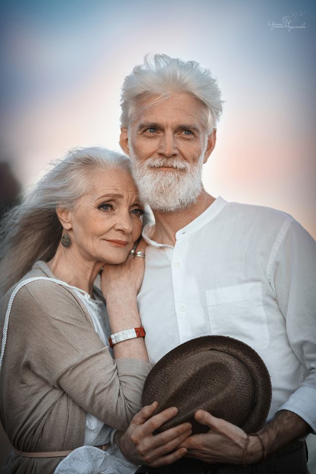 Những bức hình của cặp đôi già này sẽ cho bạn thấy rằng tình yêu không cần phải là những bữa tiệc xa hoa hoặc những kỷ niệm đặc biệt. Nó chủ yếu là về việc yêu và trân trọng lẫn nhau suốt cả một cuộc đời. Cùng xem và thưởng thức họ thể hiện tình cảm một cách đơn giản nhưng vô cùng đáng yêu.