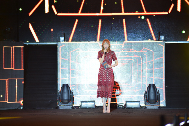 Clip: Kh&aacute;n giả h&eacute;t vang t&ecirc;n MC Hani (EXID) tại MBC Music K-Plus Concert - Ảnh 2.