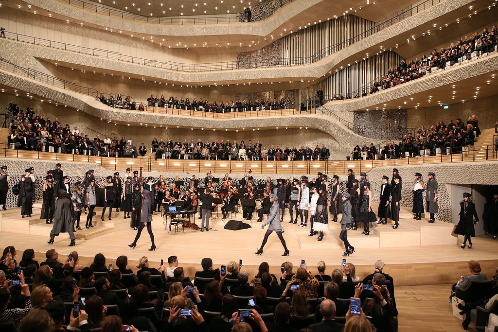 Chanel Metier dArt Show 2018: Tráng lệ nhưng tràn ngập tinh thần trẻ trung, mũ thủy thủ chưa bao giờ sang chảnh đến thế - Ảnh 4. Chanel Metier dArt Show 2018: Tráng lệ nhưng tràn ngập tinh thần trẻ trung, mũ thủy thủ chưa bao giờ sang chảnh đến thế - Ảnh 4.