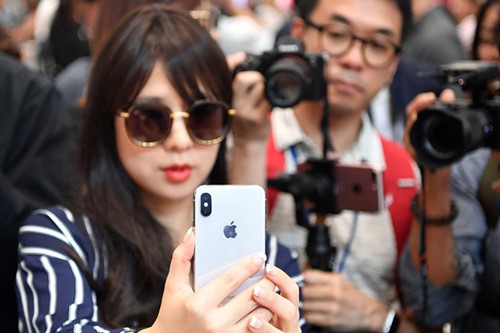 D&ugrave;ng iPhone X, anh ch&agrave;ng n&agrave;y bị đồng nghiệp l&eacute;n l&uacute;t trộm tiền khi đang ngủ, l&agrave;m sao để tr&aacute;nh gặp tai nạn như thế n&agrave;y? - Ảnh 1.