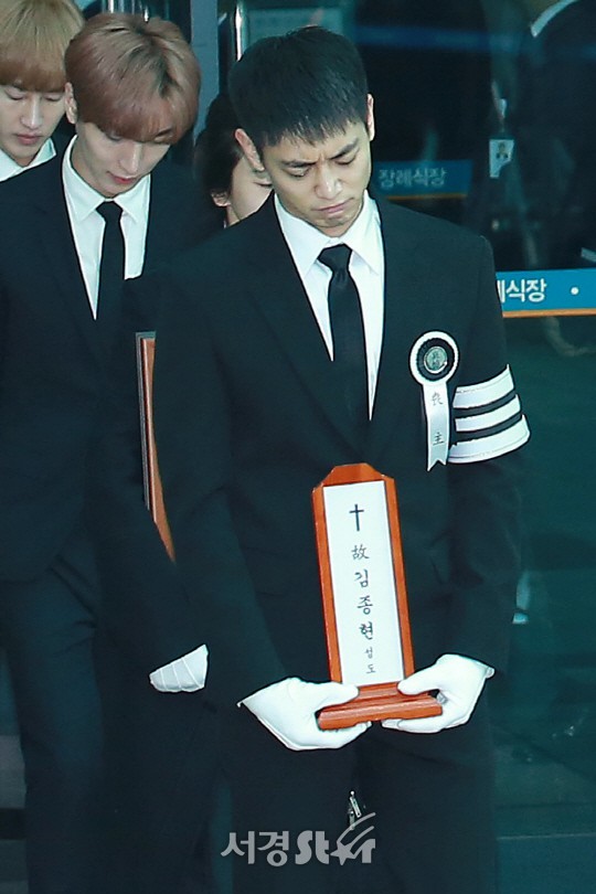 Tang lễ đưa tiễn Jonghyun: Taeyeon, Key khóc lịm đi trong giờ phút cuối cùng, Minho mếu máo cầm bài vị - Ảnh 11.