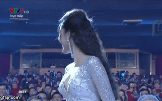 Clip: Lan Khuê gặp sự cố, lọt thỏm xuống ghế khiến khán giả hoảng hốt khi ngồi giám khảo Hoa hậu Đại dương - Ảnh 2.