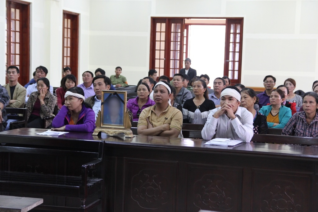 Được phép nói lời cuối cùng, nữ bị cáo chắp tay quỳ lạy xin lỗi phía gia đình nạn nhân - Ảnh 3.