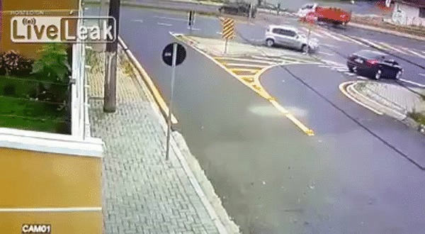 Brazil: Bị xe máy đâm trúng, ô tô lật ngửa giữa đường, hư hỏng nặng - Ảnh 2.