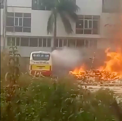 Bắc Ninh: Người dân đốt rác ven đường gây cháy xe bus - Ảnh 2.