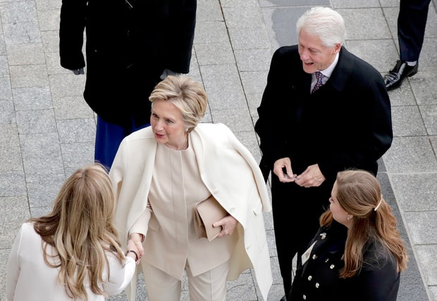 Ý nghĩa đặc biệt phía sau việc 2 cô con gái của tân Tổng thống Donald Trump cùng mặc trang phục màu trắng - Ảnh 4.