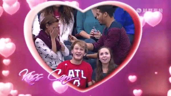 Chàng trai cầu hôn bạn gái trên khán đài trận đấu bóng rổ và cái kết thốn đến tận rốn - Ảnh 2.