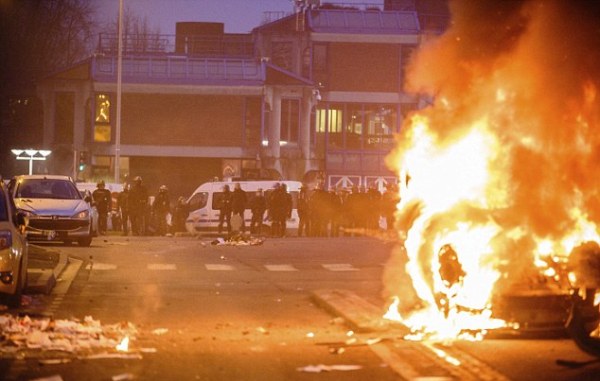 Bạo loạn ở Pháp vì cảnh sát bị tố bạo dâm nam thanh niên - Ảnh 2.