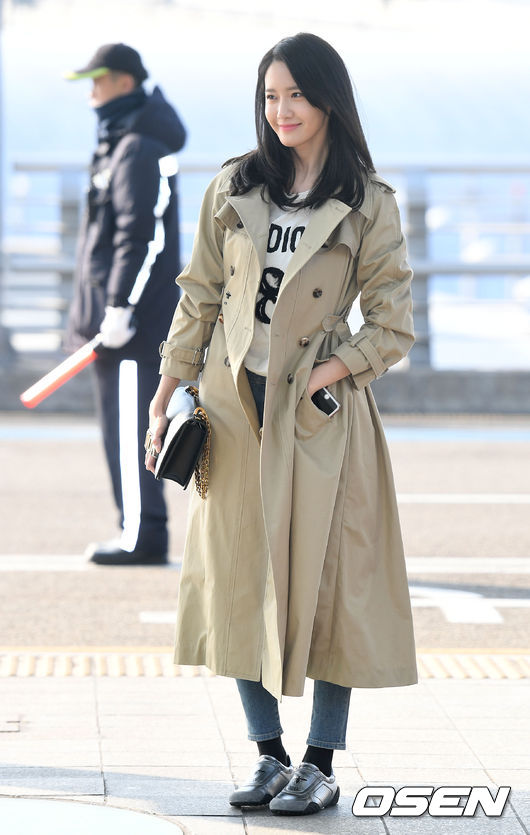 Yoona và Lee Sung Kyung đọ sắc: Mỗi người một vẻ gây náo loạn sân bay - Ảnh 2.
