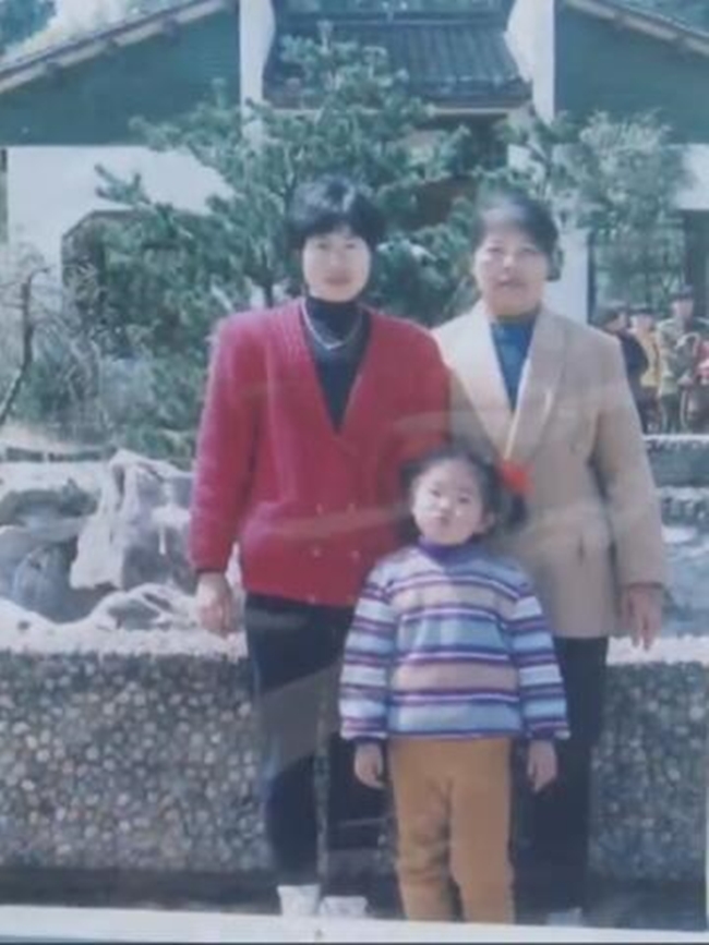 Người phụ nữ vô tình phát hiện ra bản thân trong bức ảnh chụp gia đình nhà chồng từ 22 năm trước - Ảnh 2.