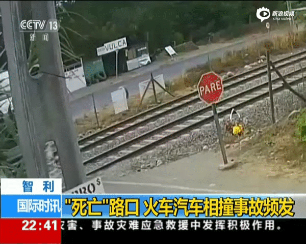 Băng qua đường t&agrave;u, xe tải hạng nặng bị t&agrave;u hỏa cưa l&agrave;m đ&ocirc;i rồi ph&aacute;t nổ - Ảnh 2.