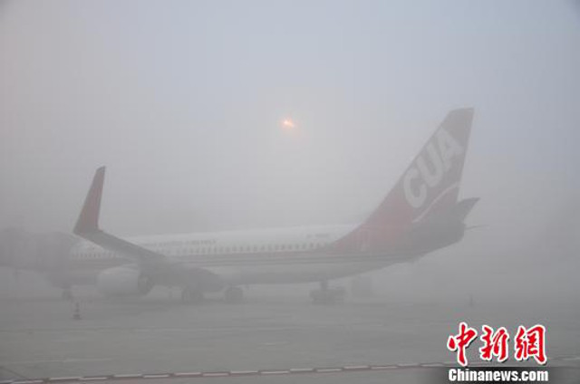 Giảm thi&ecirc;̉u thảm cảnh chờ bay trong mỏi mòn, Trung Qu&ocirc;́c x&acirc;y th&ecirc;m 136 s&acirc;n bay vào năm 2025 - Ảnh 2.