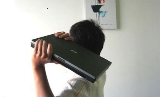 Té ngửa với 12 kiểu dùng laptop cũ không thể bá đạo hơn - Ảnh 3.