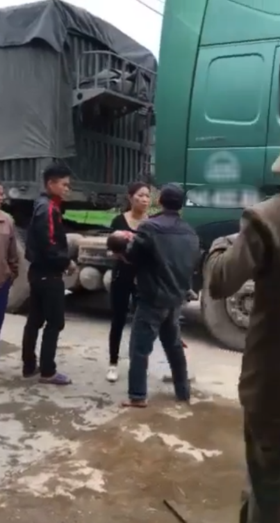 Yên Bái: Bố gào khóc thảm thiết ôm thi thể con trai 2 tuổi bị xe tải cán tử vong - Ảnh 2.