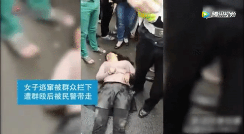 Trung Quốc: Cướp trẻ con giữa ban ngày, kẻ bắt cóc bị người dân đánh tới bất tỉnh - Ảnh 3.