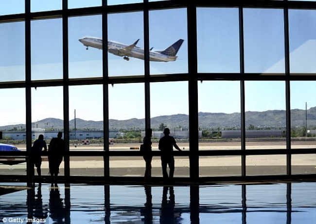 United Airlines bị tố cố tình phớt lờ hành vi quấy rối tình dục của hành khách say xỉn trên chuyến bay - Ảnh 2.