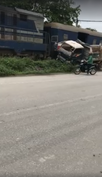 Quảng Ninh: Xe tải va chạm với tàu hỏa, 1 người nằm bất động trên đường - Ảnh 1.