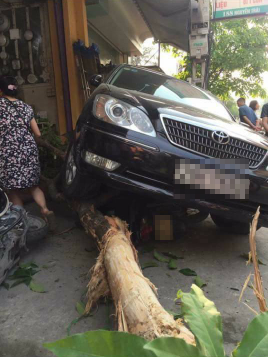 Thanh Hóa: Lùi xe như tên bắn, ô tô ủi đổ cây và hàng loạt xe máy trên vỉa hè, 1 cô cái bị cuốn vào gầm - Ảnh 3.